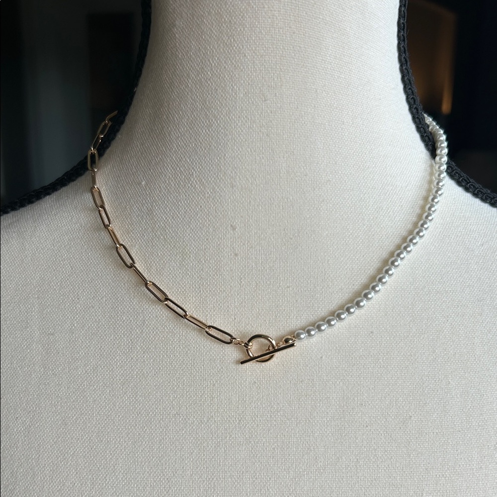 Chic Gold-tone and Pearl Necklace
